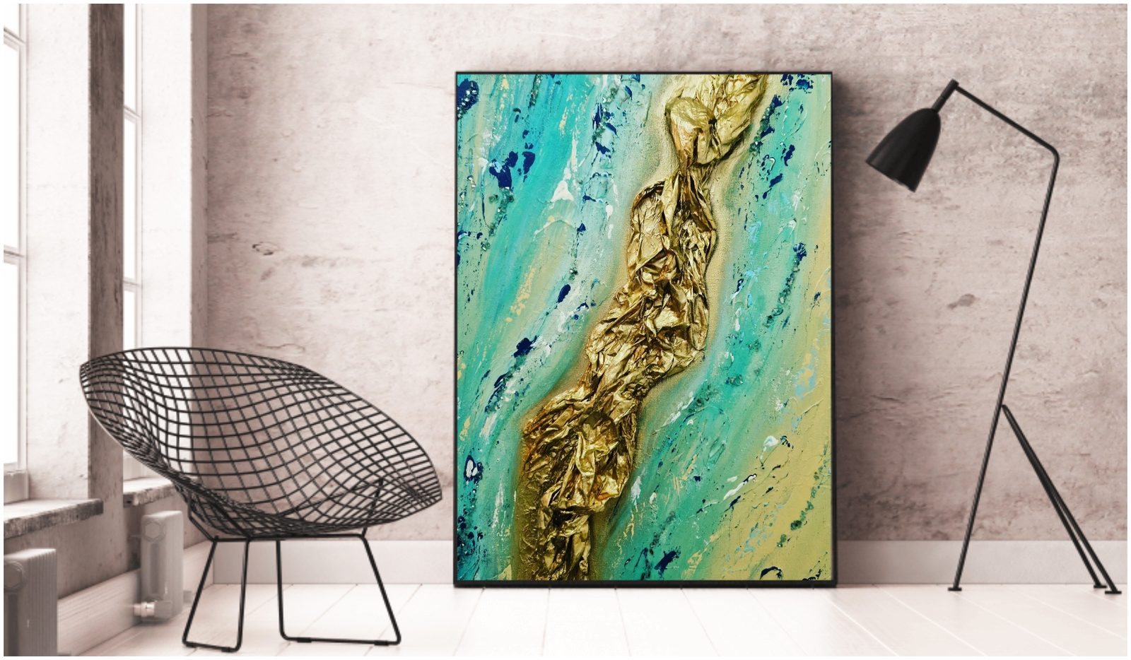 Acrylwerk „Vein of Gold“ in Türkis und Gold neben einem Sessel