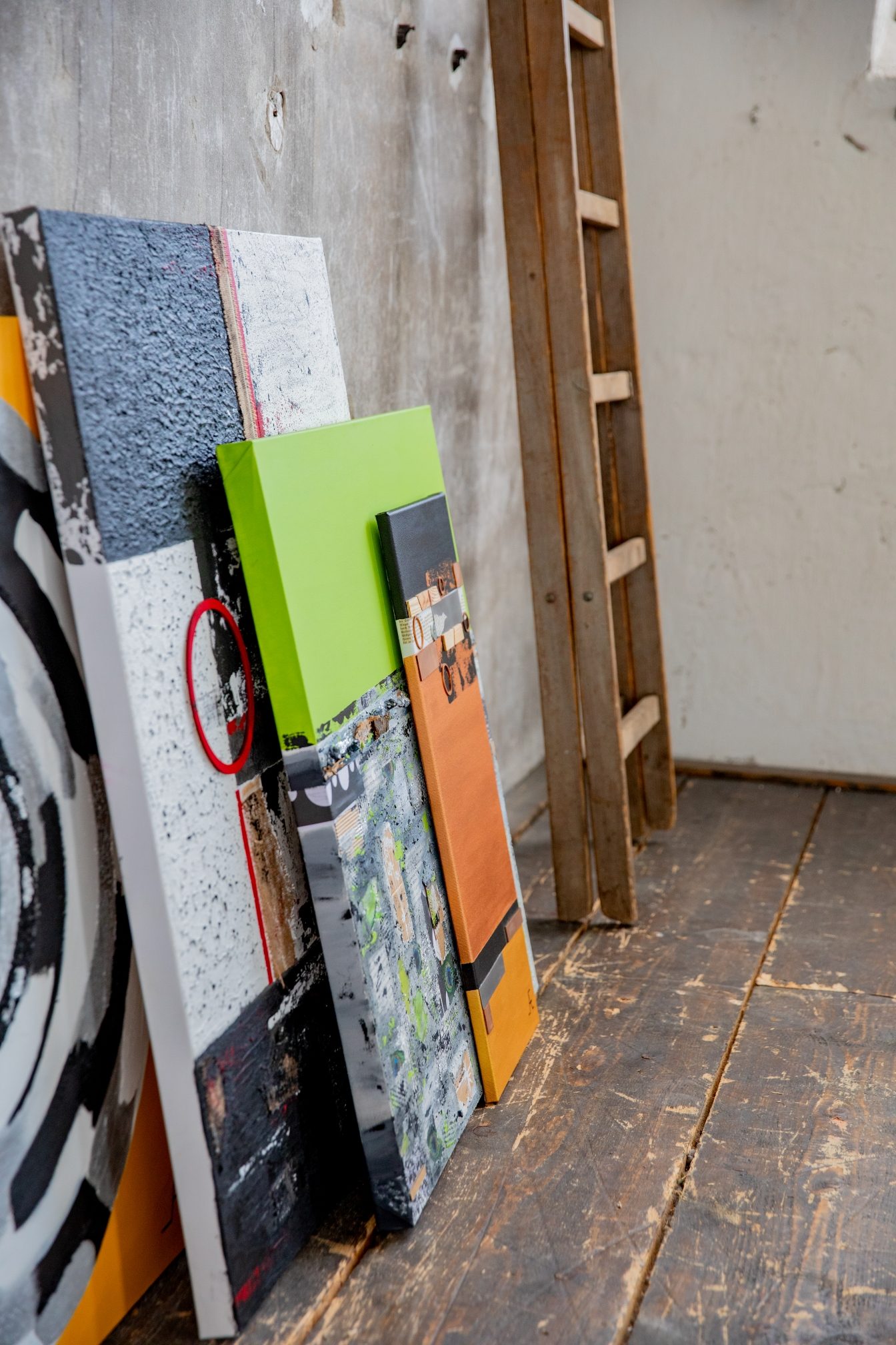 Werkgruppe aus Spachtelbildern im Artearth-Atelier