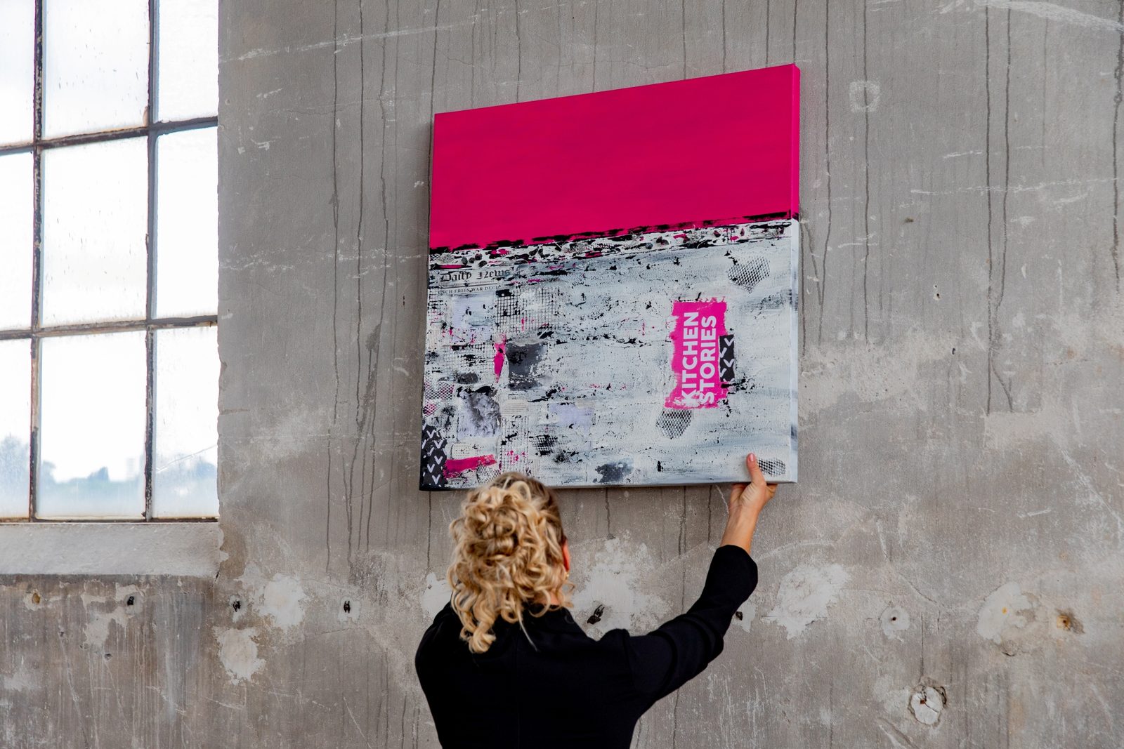 Collage „Kitchen Story“ in Grau und Pink, 80 × 80 cm